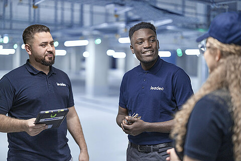 Das Leadec-Team im Gespräch in der Fabrik.