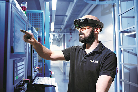 A Leadec employee carrying out smart condition monitoring with VR glasses.
